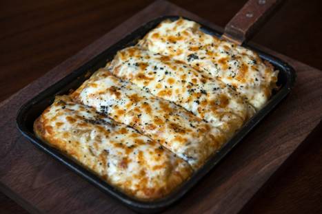 http://img.washingtonpost.com/rf/image_1484w/2010-2019/WashingtonPost/2014/09/01/Weekend/Images/pizza021409601011.jpg?uuid=MV6YmjIREeSfTSQQPLi3Qg